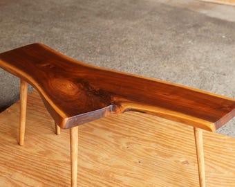 Table Roy Sheldon en noyer, style moderniste, bord naturel