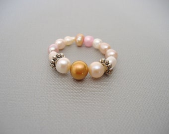Ring with Zamak and colored pearls