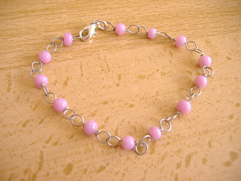 Pulsera con bolitas rosas para niñas imagen 1