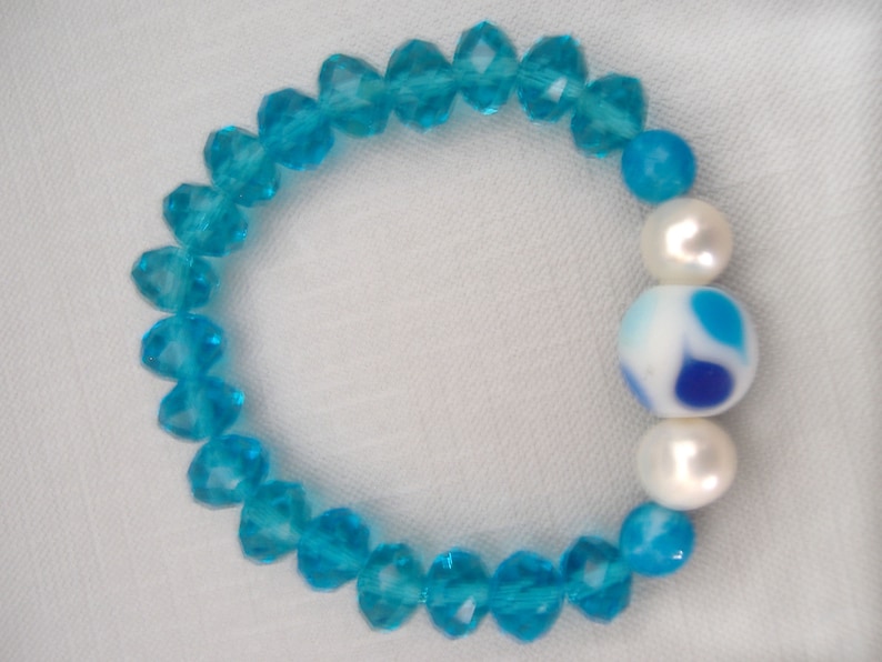 Bracelet with pearls and crystal blue