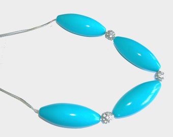 Collier bleu avec strass et chaîne