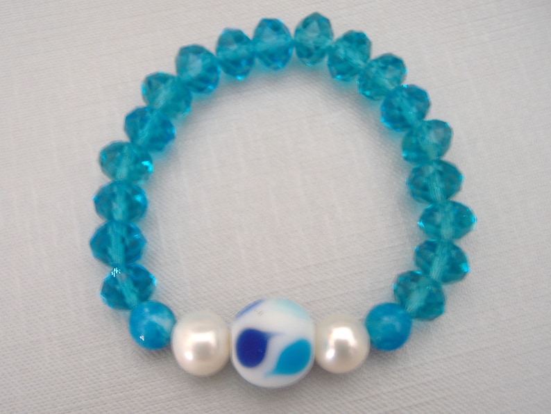 Bracelet with pearls and crystal blue