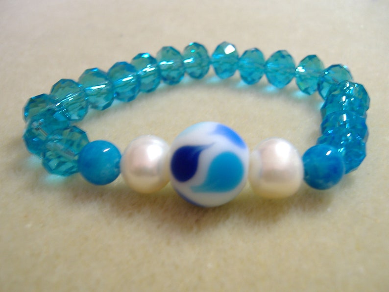 Bracelet with pearls and crystal blue