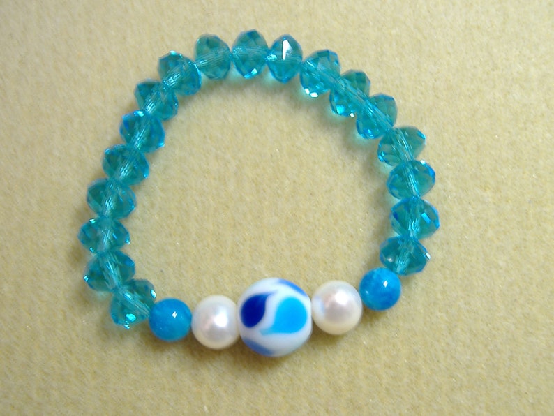 Bracelet with pearls and crystal blue