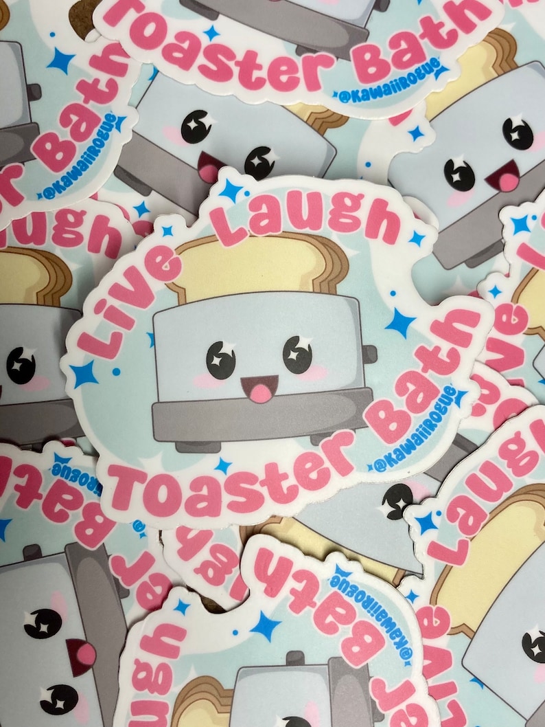 Puede incluir: Un mont&oacute;n de pegatinas coloridas con un tostador de dibujos animados con una cara sonriente. Las pegatinas tienen el texto "Live Laugh Toaster Bath" y "@KawaiiRogue" en ellas.