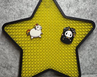 Tablero de anuncios impreso en 3D con solapa esmaltada en forma de estrella y colores personalizables