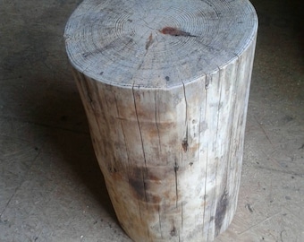 Può includere: Uno sgabello in legno rustico realizzato da un tronco d'albero con una finitura in legno naturale. Lo sgabello ha una parte superiore circolare e una base cilindrica.