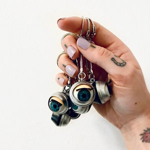 Eyeball Keychain, Blinking doll eye keyring, dolly parts, oddity & curiosity gift,  halloween gift, unusual keychain, creepy cute eyeball.