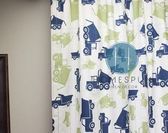 Juego de dos paneles de cortinas - Estampado Premier - Camiones de juguete - Verde Felix Natural - Decoración para ventanas de cocina