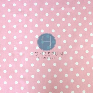 Peut inclure: Tissu rose &agrave; pois blancs. Le tissu pr&eacute;sente un logo Homespun Linen Decor au centre.