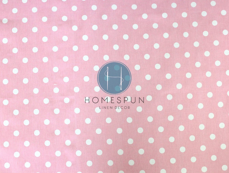 Peut inclure: Tissu rose &agrave; pois blancs. Le tissu pr&eacute;sente un logo Homespun Linen Decor au centre.