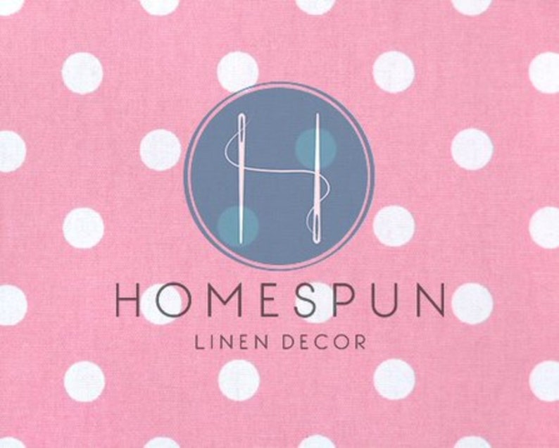 Peut inclure: Tissu rose &agrave; pois blancs avec un logo qui dit "HOMESPUN LINEN DECOR". Le logo repr&eacute;sente une lettre stylis&eacute;e "H" avec deux aiguilles qui se croisent.