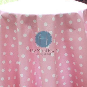 Peut inclure: Nappe rose &agrave; pois blancs. La nappe est en lin et porte l'inscription "HOMESPUN LINEN DECOR".