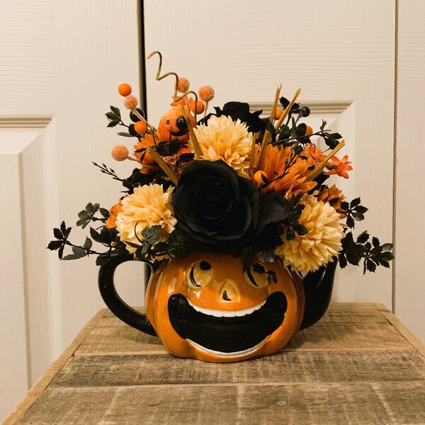 Kleine Kürbislaterne Teekanne Künstliches Halloween Blumengesteck - Wunderliches Halloween Blumendekor - Kürbis und Blumen - Schwarze Rosen