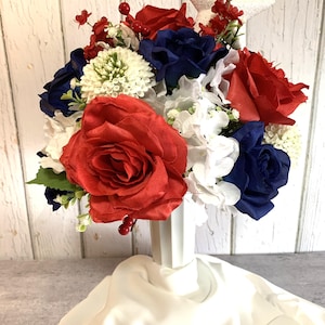Rött, vitt och blått konstgjort blomsterarrangemang för gravplats - Patriotiskt gravplatsarrangemang - Blommor i vit behållare