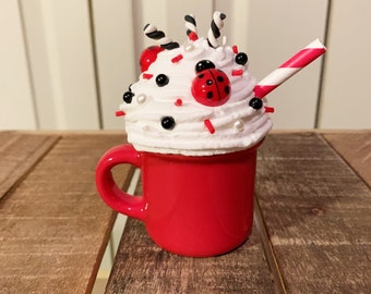 Chantilly artificial em caneca vermelha com joaninhas - Decoração de joaninha - Bandeja de vários andares com tema de joaninha para o verão - Decorações para bandejas de vários andares