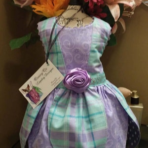 Pretty special occasion petal bottom dog dress. Size small.