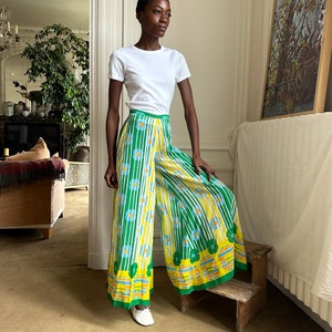 1970s palazzo pants, high waisted, zipper in the back, gorgeous colorful floral print / xxs - extra small