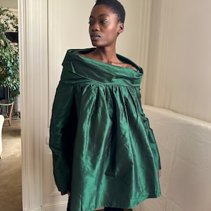 1990s Romeo Gigli green taffeta silk blouse with removable long sleeves, huge collar / extra small small image 1