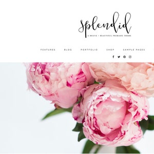 Puede incluir: Una plantilla de dise&ntilde;o de sitio web con la palabra "Splendid" en una fuente manuscrita. El sitio web tiene un fondo blanco con una imagen de flor rosa en el fondo. El sitio web tiene una barra de men&uacute; con las palabras "Caracter&iacute;sticas", "Blog", "Portafolio", "Tienda", "P&aacute;ginas de muestra" y "Comprar ahora".