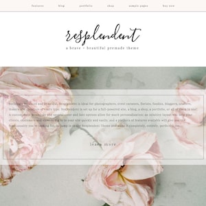 Puede incluir: Una página de inicio de sitio web con un fondo floral y el texto "resplendent" en una fuente cursiva. El texto debajo dice "a brave + beautiful premade theme". El texto "learn more" está en un cuadro blanco en la parte inferior de la imagen.