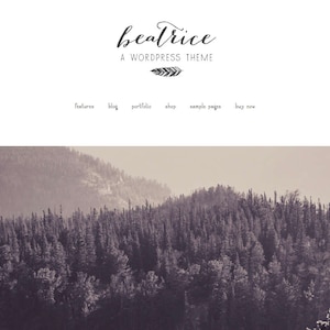 Könnte beinhalten: Eine Website-Startseite mit einer Waldszene vor einem hellgrauen Hintergrund und dem Text "beatrice" in einer kursiv geschriebenen Schriftart. Der Text "A WORDPRESS THEME" befindet sich unter dem Wort "beatrice". Unter dem Text befindet sich ein Federsymbol. Die Website-Navigationsleiste enthält die Wörter "features", "blog", "portfolio", "shop", "sample pages" und "buy now".