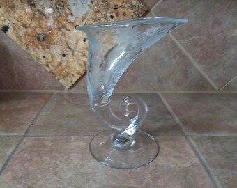 gorgeous vintage 1940s cambridge glass wildflower pattern etched 9 tall cornucopia vase excellent condition wonderfully detailed - Cambridge Glass gorgeous vintage 1940s cambridge glass wildflower pattern etched 9 tall cornucopia vase excellent condition wonderfully detailed - Cambridge Glass