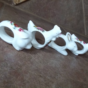 Wunderschöne Vintage Total Eleganz, 5 Staffordshire Feine Bone China Serviettenringe Bauernhof Thema, Schwein Huhn, Ente Hase, ausgezeichneter Zustand