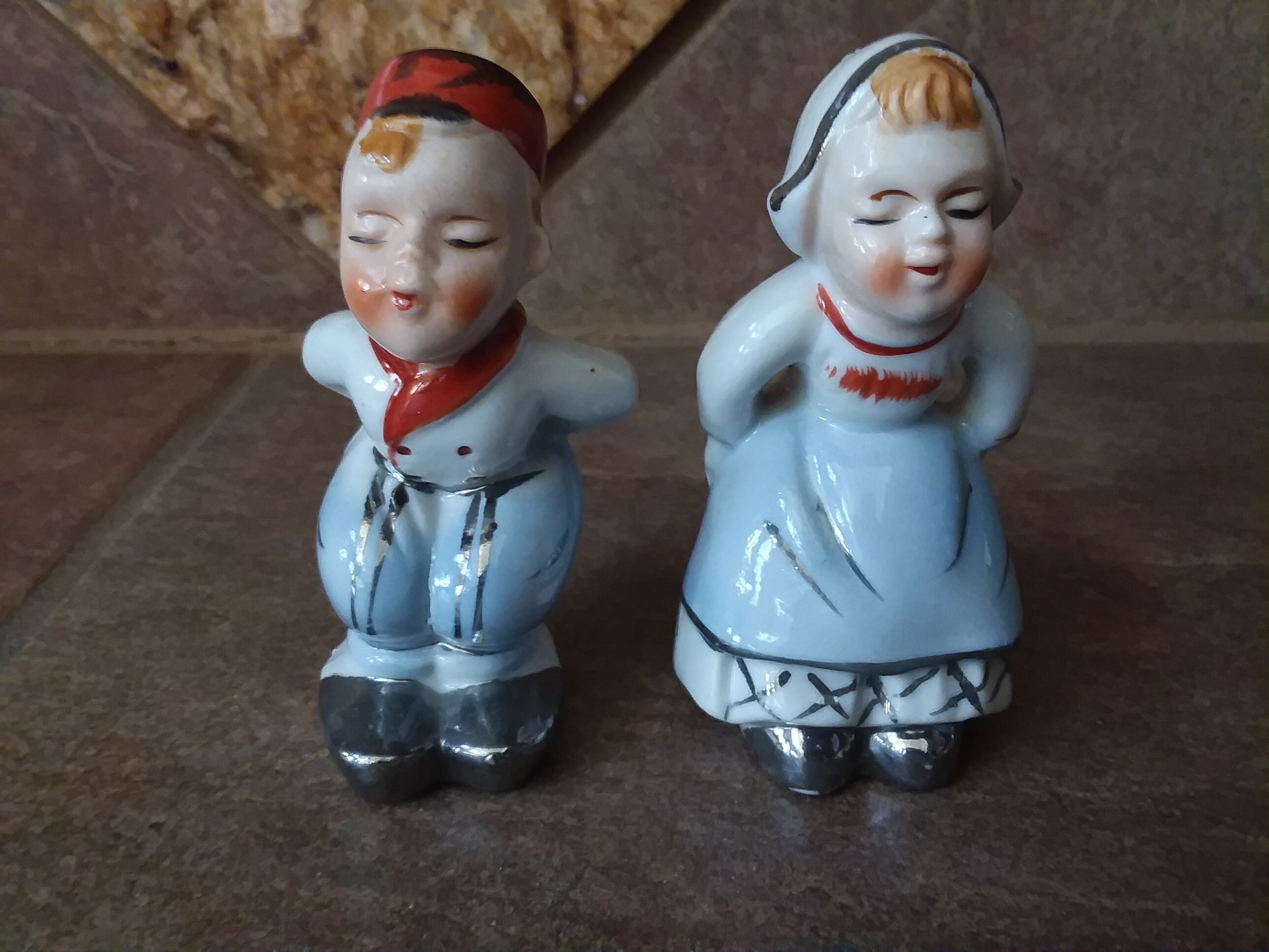 Very Cute Vintage Dutch Boy and Girl Kissing Salt and Pepper Shakers ...