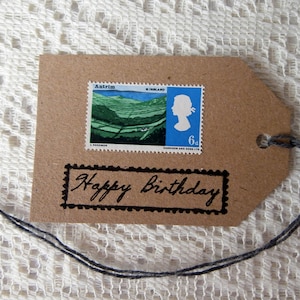 4 etiquetas de presente de feliz aniversário - etiquetas de selo postal de paisagem irlandesa ecológica - cartão reciclado e selos britânicos brancos azuis verdes