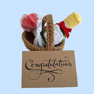 Félicitations Panier-cadeau - Panier au crochet Bouteille de Champagne Ferrero Rocher Couverture en chocolat Rose Bouquet Carte-cadeau - Mariage de fin d’études