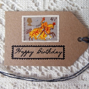 4 Alles Gute zum Geburtstag Geschenkanhänger - Umweltfreundliche schottische Ritter historische Briefmarken - recycelte Karte & grau orange braune britische Briefmarken