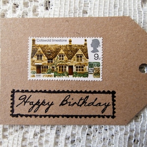 4 Étiquettes cadeaux joyeux anniversaire - Eco Friendly Cottage Design Postage Stamp Tags - Carte recyclée - White Brown Country House Timbres britanniques