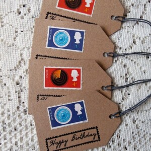 4 Étiquettes de cadeaux d’anniversaire écologiques - Timbres-poste scientifiques - Carte recyclée - Purple Blue Red Orange White British Stamps