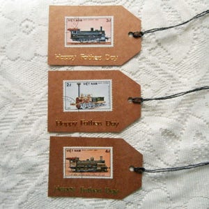 3 Étiquettes cadeaux happy father’s day - Eco Friendly Railway Postage Stamp Tag Set - Collection recyclée - Timbres de train