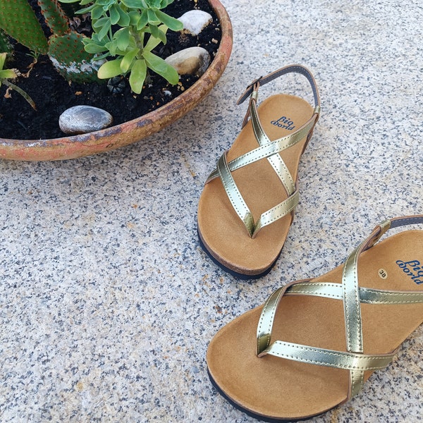 HUIDOBRO GOLD COLOR, 20% off, Vegan sandaks, cruelty-free sandals, eco-friendly, animal-free sandals, fashionable vegan, summer sandals.