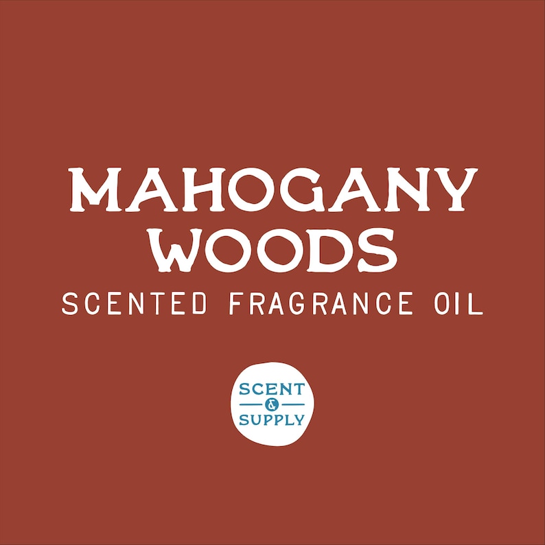 Pu&ograve; includere: Grafica quadrata marrone-rossastra con testo bianco. Il testo recita "MAHOGANY WOODS SCENTED FRAGRANCE OIL". Un piccolo logo circolare per "SCENT & SUPPLY" &egrave; in basso.