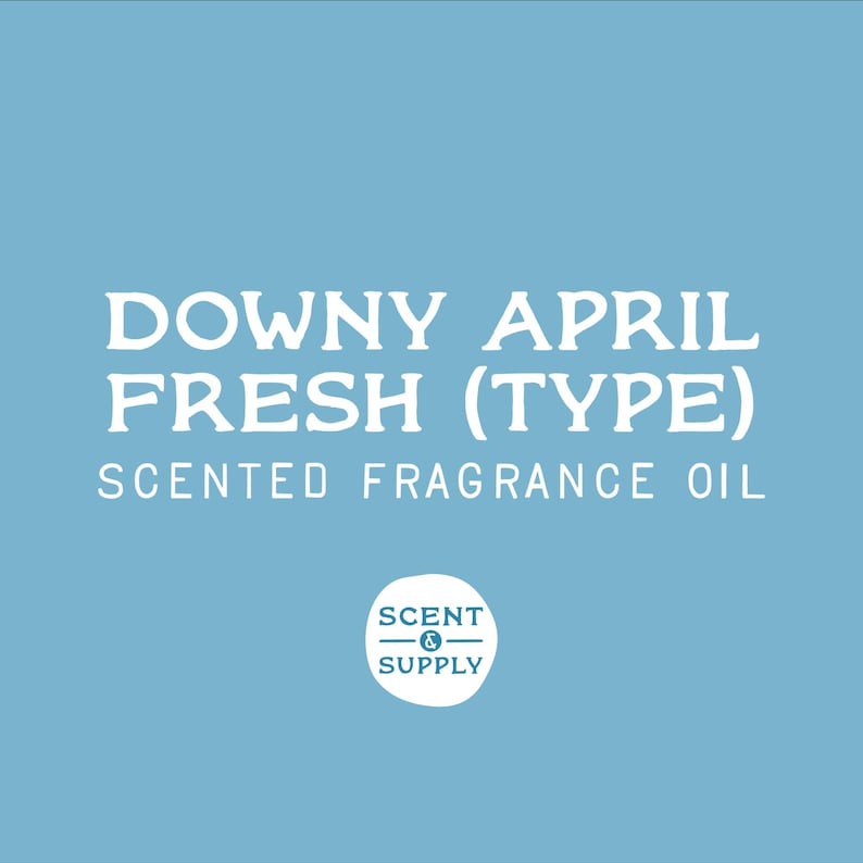 K&ouml;nnte beinhalten: Hellblauer Hintergrund mit wei&szlig;em Text. Der Text lautet "DOWNY APRIL FRESH (TYPE)" und "SCENTED FRAGRANCE OIL". Ein wei&szlig;er Kreis mit den Worten "SCENT & SUPPLY" befindet sich unten.