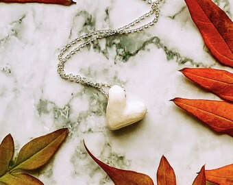 Colgante de corazón de porcelana blanca sobre collar de cadena de plata de ley de 18'', joyería de cerámica hecha a mano. Joyas de doble cara fáciles de usar.