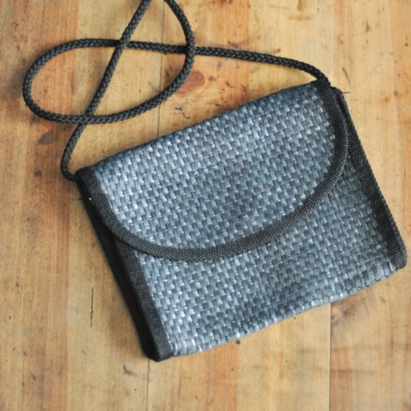 Petit sac à main gris mat et brillant tressé en cellulose végétale fabriqué en Italie pochette légère parfaite pour une soirée ou un mariage