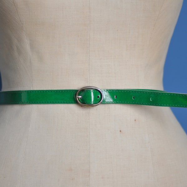 Ceinture en cuir vernis vert années 70 fine ceinture boucle argentée ceinture verte seventies ceinture robe pour mettre en valeur la taille