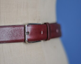 Ceinture Lefay chemisier Nantes. Ceinture en véritable box-calf, doublé cuir. Ceinture vintage en cuir bordeaux - rouge avec boucle argentée