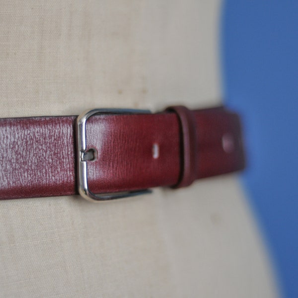 Ceinture Lefay chemisier Nantes. Ceinture en véritable box-calf, doublé cuir. Ceinture vintage en cuir bordeaux - rouge avec boucle argentée