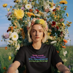 Långvarig långdistansförhållande med låga åtaganden, avslappnad flickvän - Mjuk T-shirt unisex