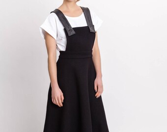 Damen schwarzer Schürzenrock / Eleganter Midi Latzhose Rock / Leder Detail Designer Rock / Wolle Midi Rock / Fasada 18015