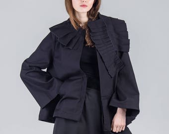 Giacca d'avanguardia plissettata nera / Giacca insolita di cotone da donna / Giacca tascabile nera oversize / Giacca corta di moda A-line /Fasada 17093