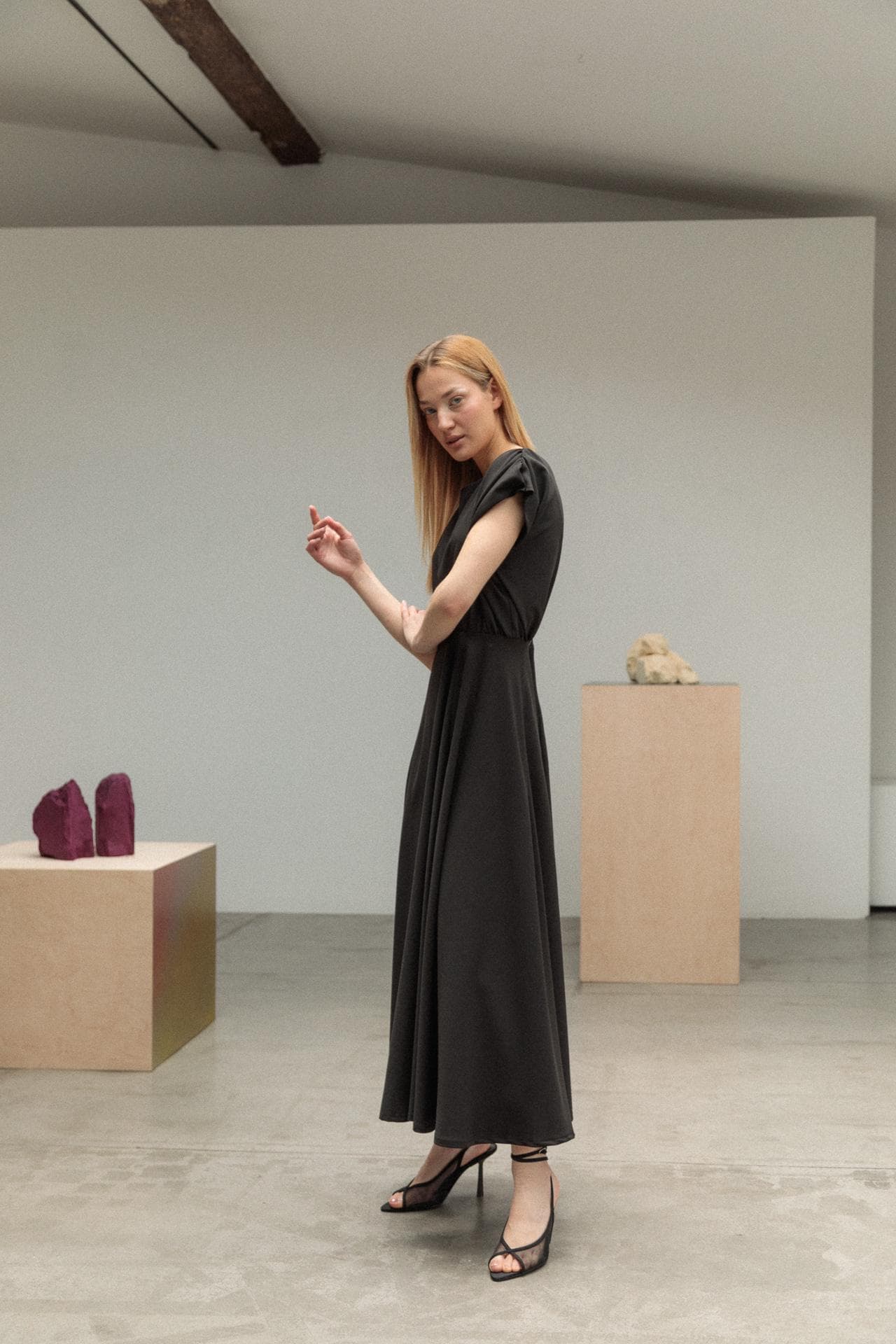 美品！！エレガントなブラックドレス 楽天市場】キャミワンピース ブラックドレス 黒ワンピ フレア ロング丈