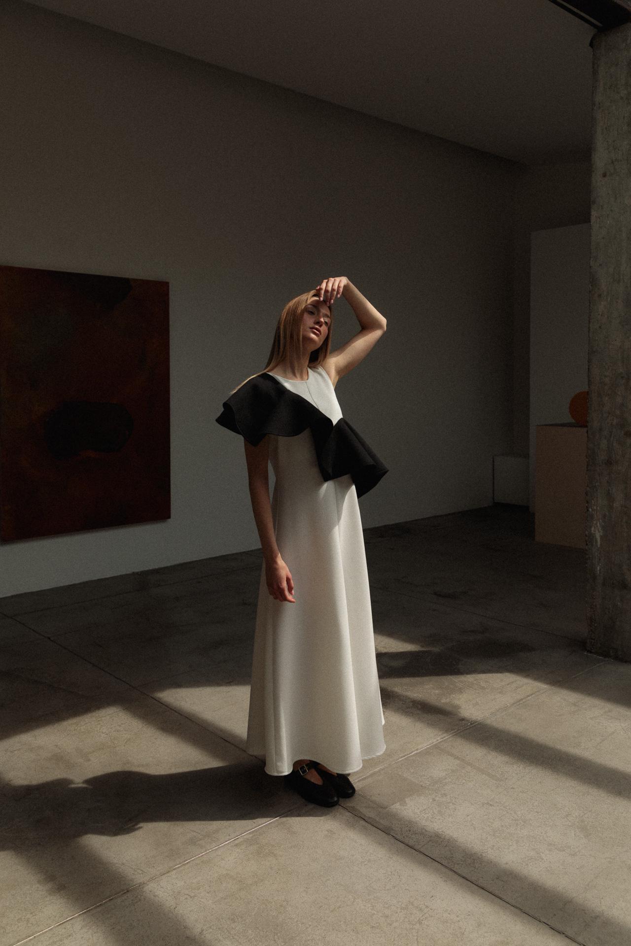 black and white long dress formal Elegant White Long Dress with Black Detail: Sleeveless Formal Gown
