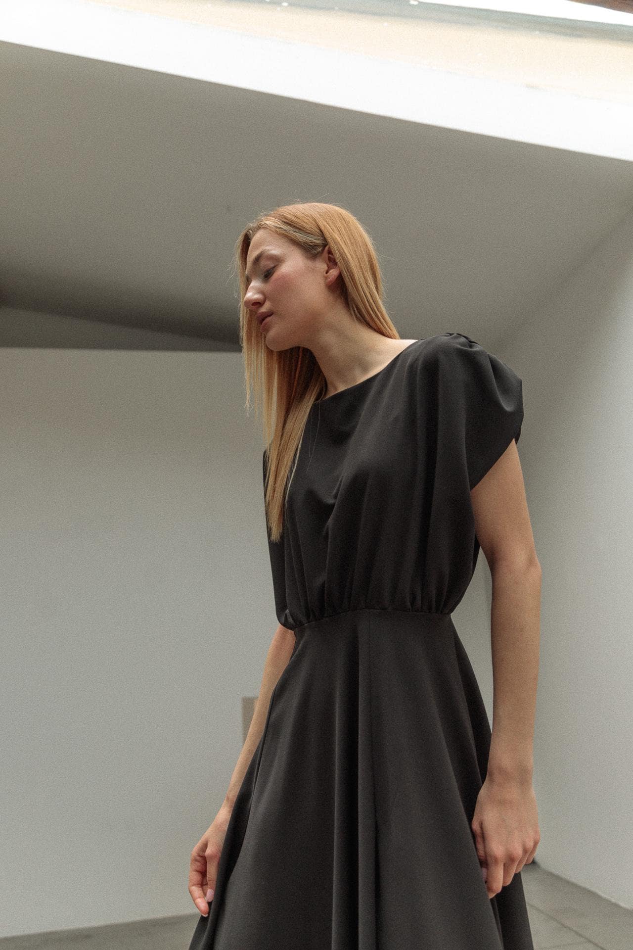 美品！！エレガントなブラックドレス エレガントなブラックミディドレス/フォーマルボートネックパーティー