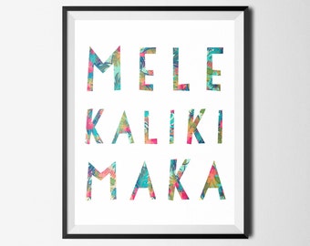 Op de afbeelding: Een ingelijst print met de tekst "MELE KALIKI MAKA" in kleurrijke, gestileerde letters. De letters zijn gevuld met een tropisch bloemenpatroon.
